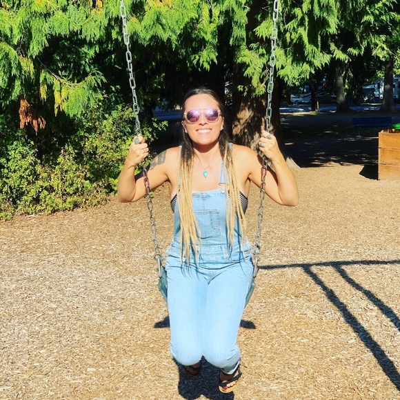 Meet Your Posher! - Picture 2 of 4